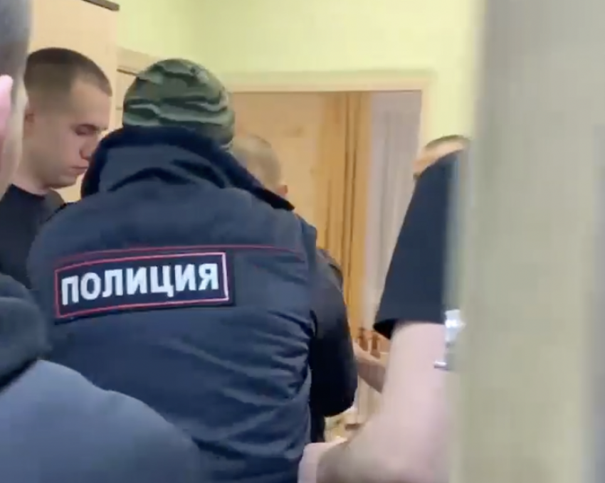  Следователи отправили запрос военным по оленекраду из инцидента с окровавленным полицейским в Волгограде 