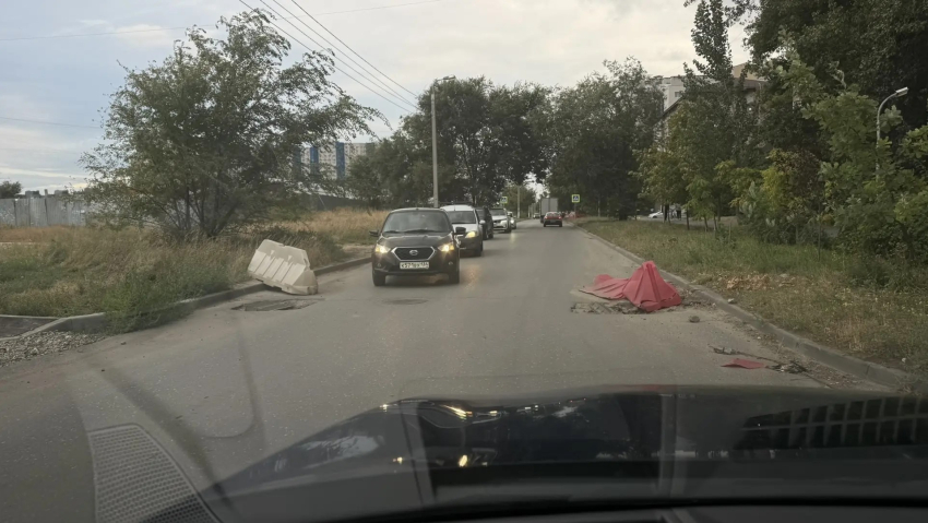 Прикрытые пластиком дыры на суженной дороге взбесили волгоградку