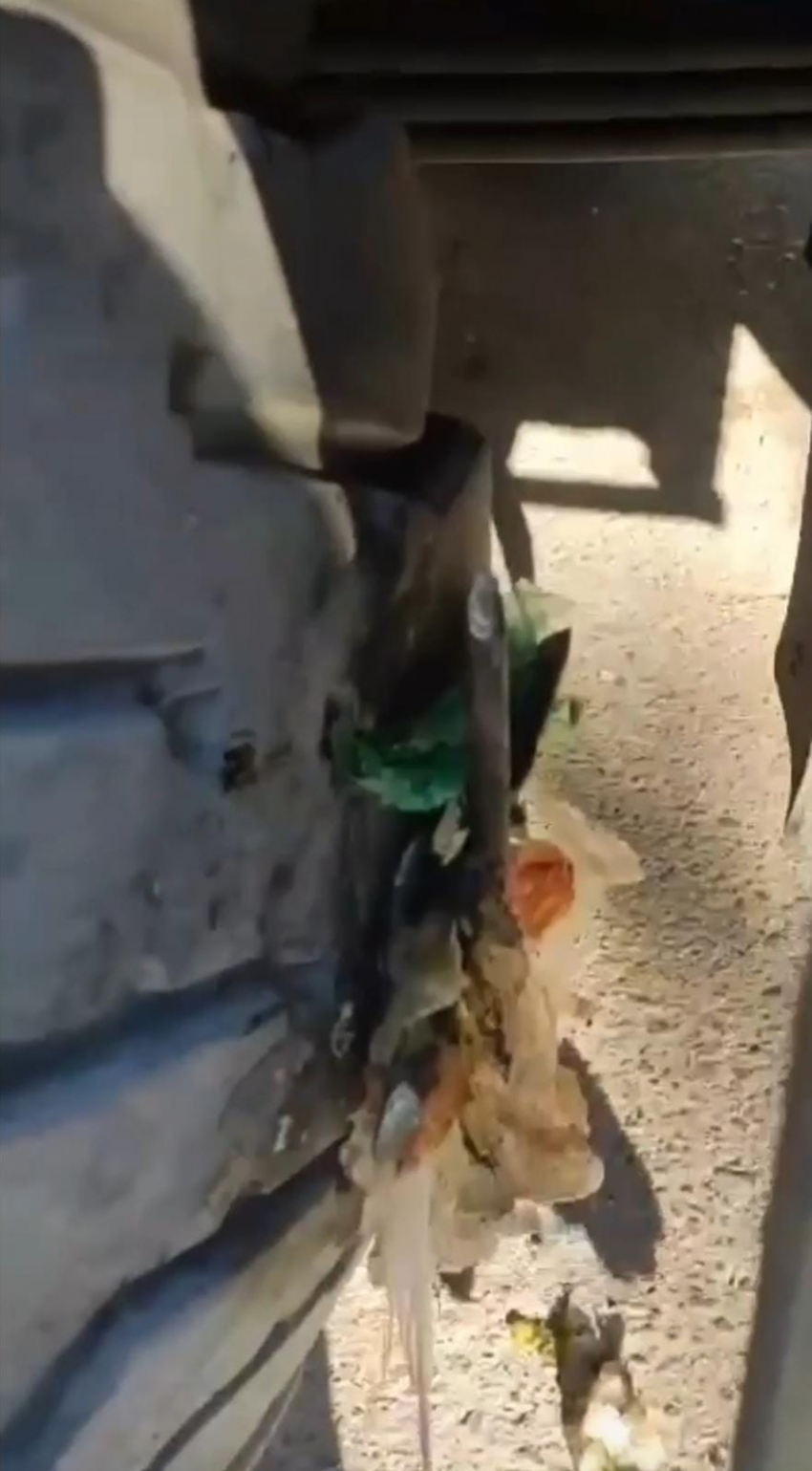 В Волгограде неизвестные пакостники раскладывают шипы под колеса мусоровозов