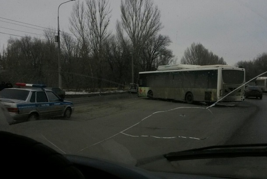 Пассажирский автобус протаранил ВАЗ-2114 на юге Волгограда