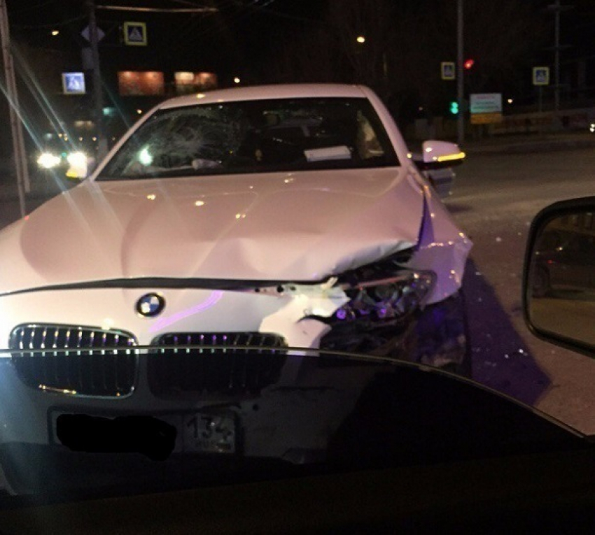 Старый BMW столкнулся с новым белым «Бумером» в центре Волгограда