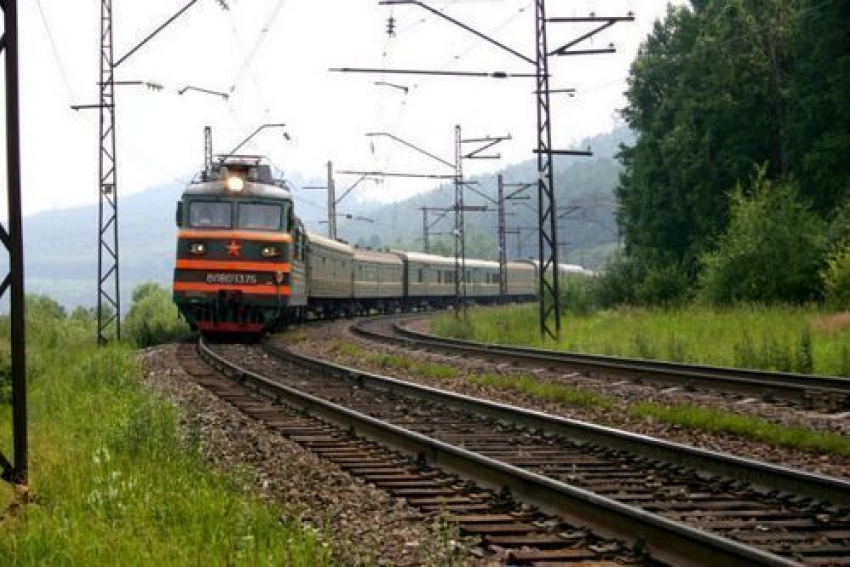 Под Волгоградом поезд насмерть переехал молодого мужчину в наушниках