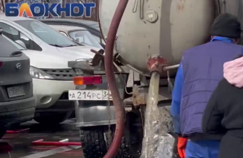 Ассенизатор залил фекалиями центр Волгограда 