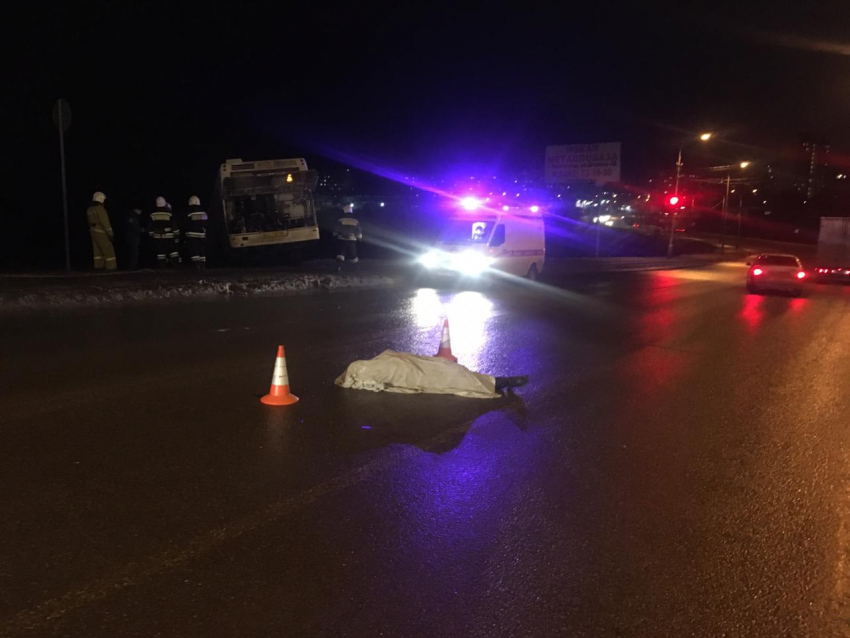 На севере Волгограда автобус насмерть переехал водителя