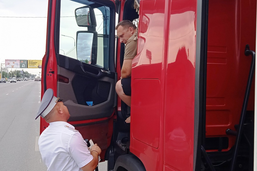 На заполонившие волгоградские дороги большегрузы составили 140 протоколов 