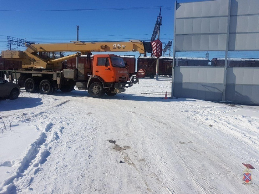 КамАЗ чуть не размазал по забору водителя на западе Волгограда