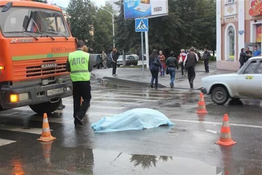 Волгоградку сбил КАМАЗ, когда она пыталась обойти фуры, припаркованные на обочине дороги