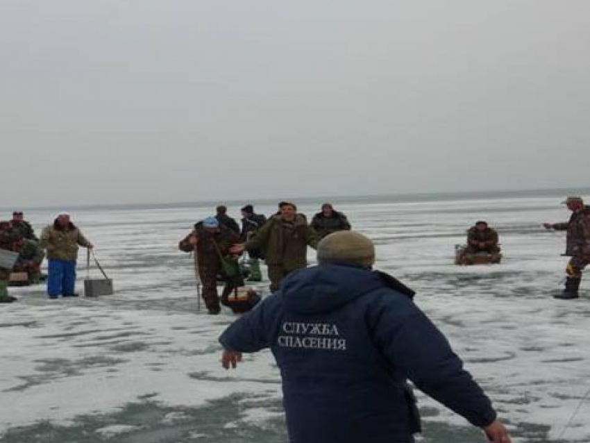 В Волгоградской области 32 рыбака 6 часов дрейфовали на льдине