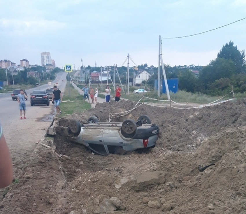 Встали и пошли: в Родниковой долине перевернулся автомобиль