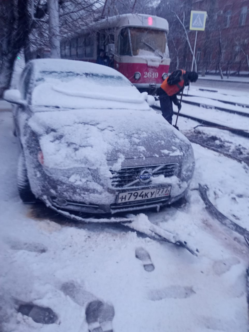 Спящий водитель на путях повредил трамвайное полотно в Волгограде