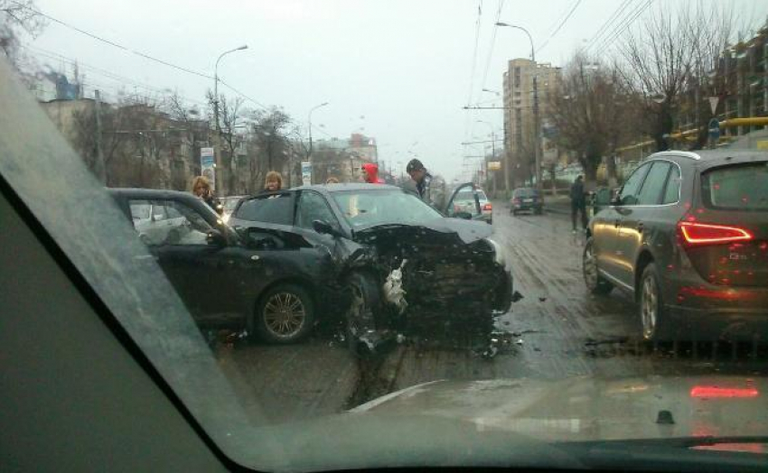 В Волгограде Первая Продольная встала в пробке из-за лобового ДТП 