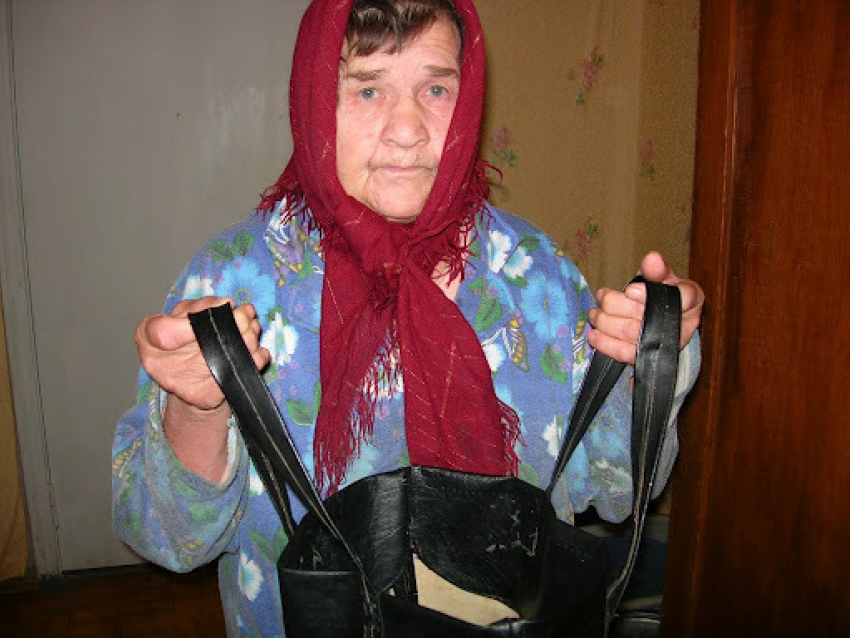 В Волжском неизвестная обокрала 78-летнюю пенсионерку