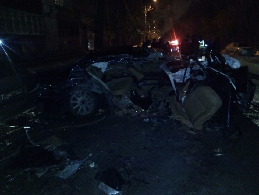 BMW врезалась в столб на огромной скорости в Волгограде