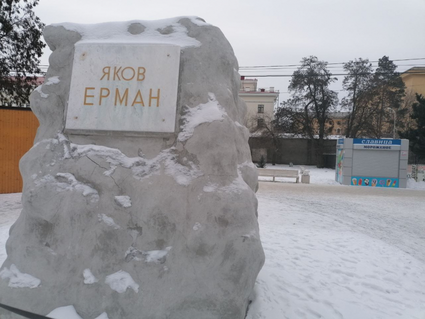 Волгоградские чиновники оправдались за треснувший памятник в центре города