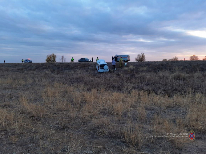 Водитель на LADA перевернулся в кювет на сельской дороге в Волгоградской области и погиб