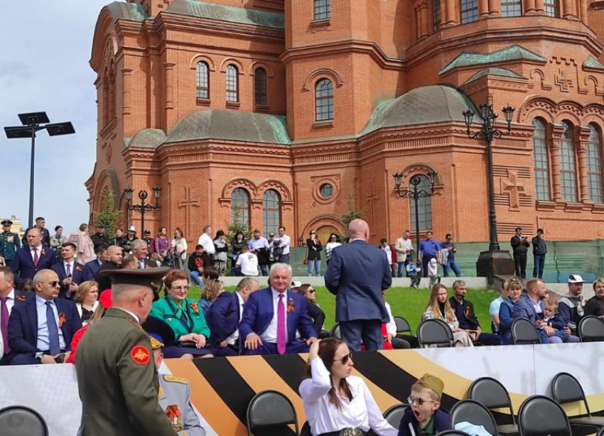 Что творилось перед парадом победы в Волгограде на вип-трибуне: видео
