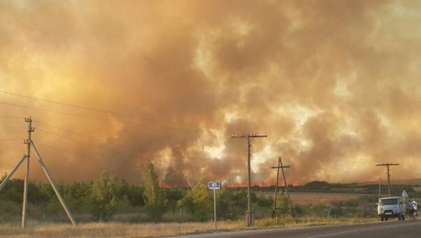 Степной пожар огненной стеной движется в сторону села под Волгоградом