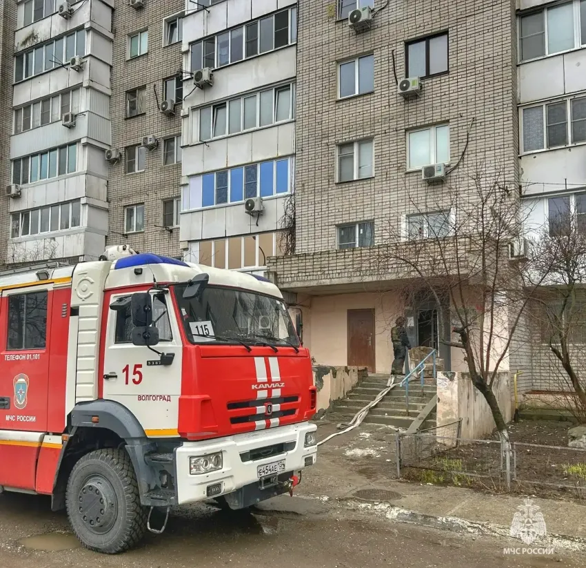 Людей срочно вывели спасатели из горящей 9-этажки в Волгограде