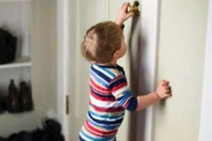 Трехлетний малыш запер на балконе волгоградку