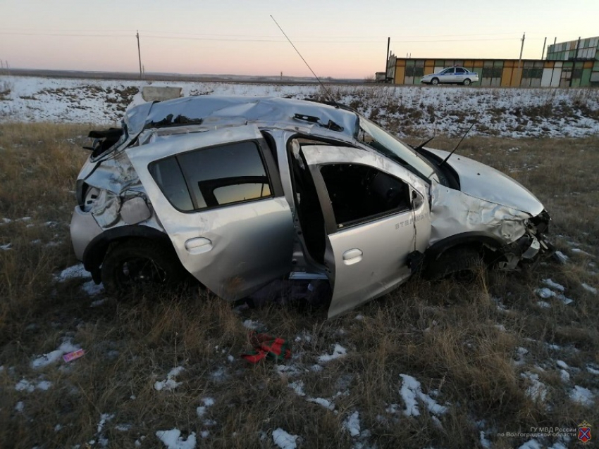 Ехал по дороге в село: водитель Renault умер на месте ДТП в Волгоградской области