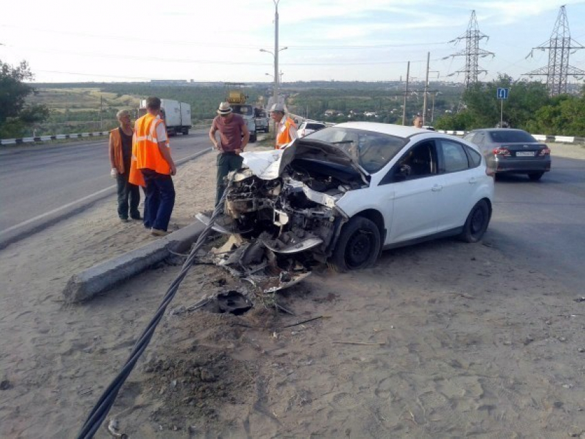 За минувшие сутки водители Волгограда снесли два столба