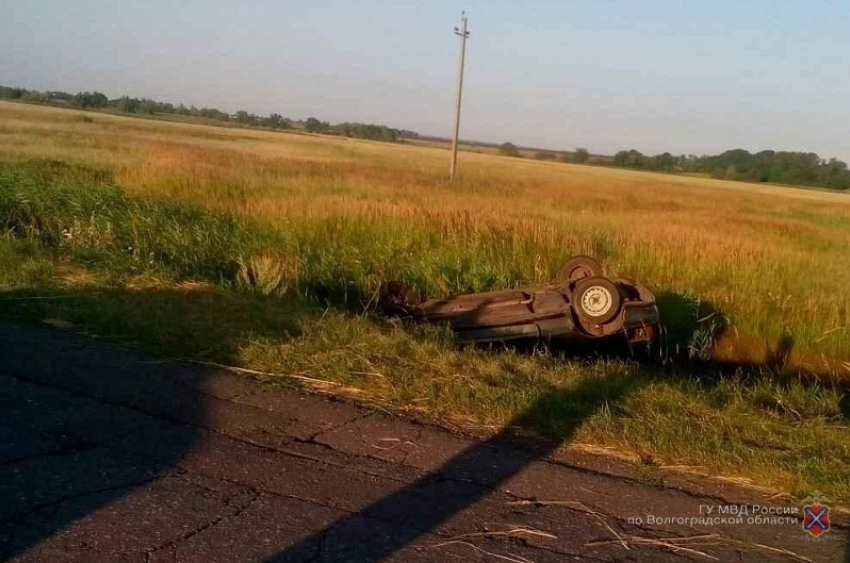 Молодой мужчина погиб в перевернувшейся на трассе в Волгоградской области «тринадцатой»
