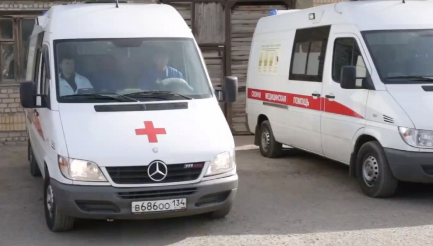 На юге Волгограда водитель на Great Wall протаранила «девятку»: женщина с ребенком в больнице