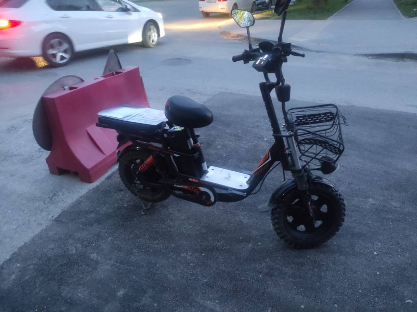 Kia и электровелосипед столкнулись в центре Волгограда: водитель в больнице