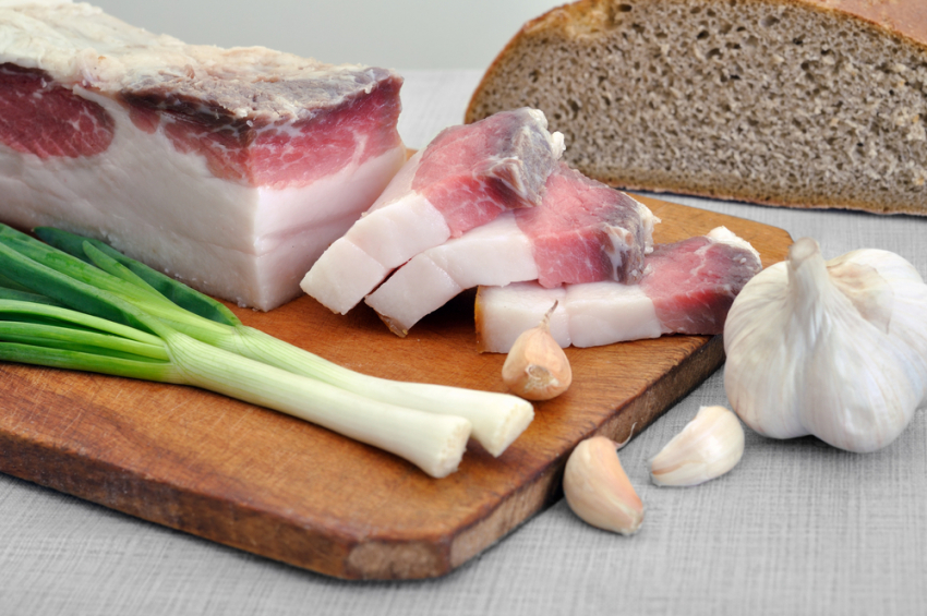 Житель Волгоградской области умер при попытке проглотить гигантский кусок сала