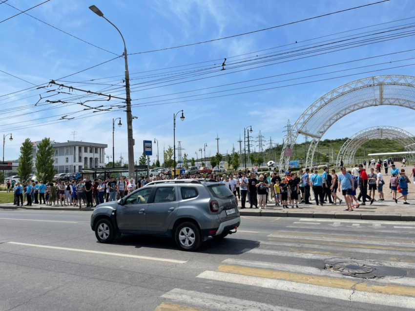 Адскую давку в автобусах после автограф-сессии Аршавина сняли на видео в Волгограде 