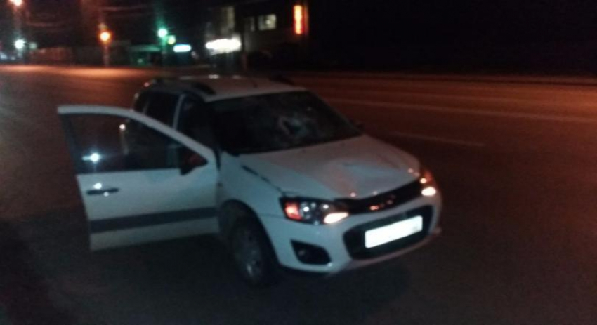 Мужчина погиб под колесами Lada Kalina на ночной дороге Волгограда