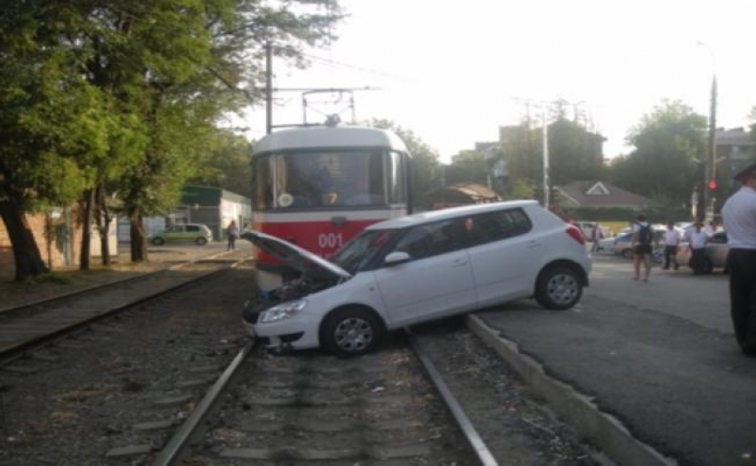 Авария на юге Волгограда парализовала движение трамваев 
