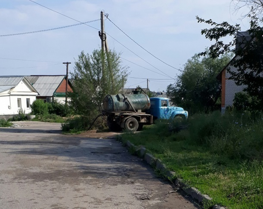 Ассенизаторы устроили утренний слив фекалий под нос жителям Волгограда