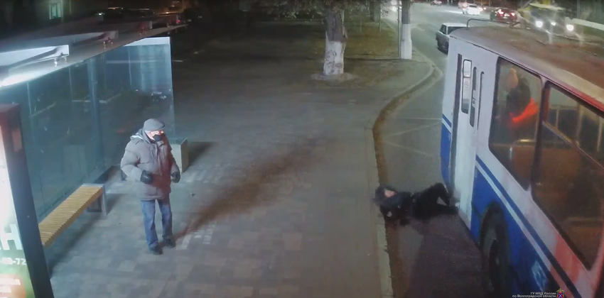 «Водитель не убедился, что все зашли в салон»: на видео попало, как 72-летняя волгоградка выпала из троллейбуса