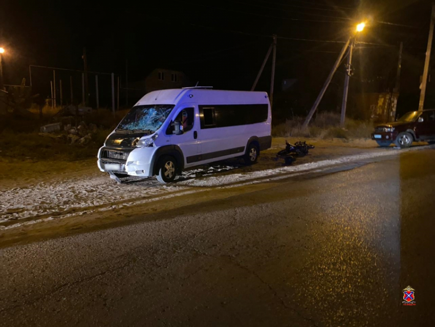 14-летний мальчик на мопеде попал под микроавтобус в Волгограде
