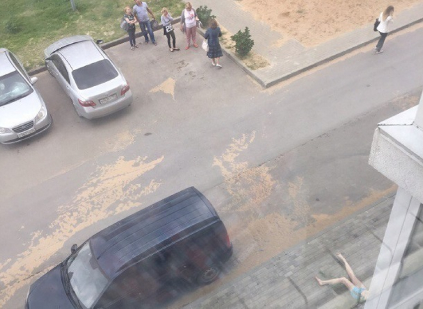 Тело обнаженного мужчины обнаружено под окнами новостройки в Волгограде