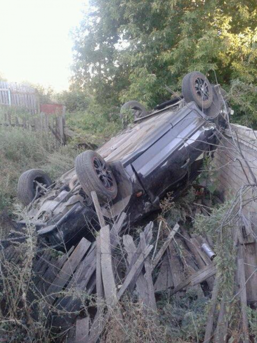 В Волгограде водитель четырнадцатой влетел в забор: двое пострадавших