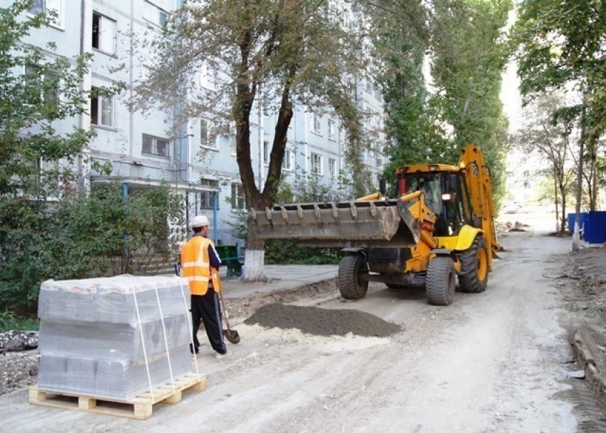 Продолжается ремонт внутридворовых дорог в Краснооктябрьском районе