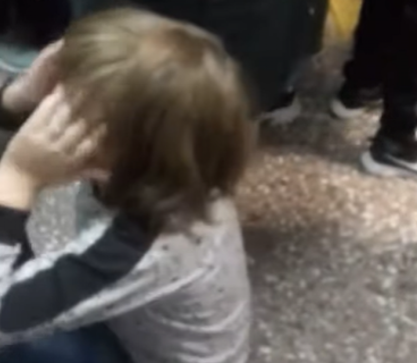 Дети сидят на полу: дикая очередь к педиатру попала на видео в Волгоградской области