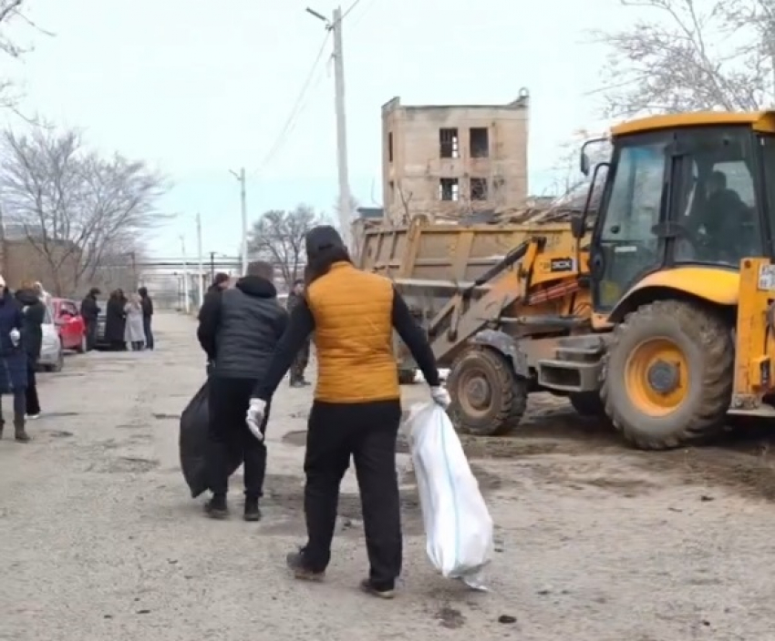 Два КАМАЗа с мусором выгребли из собачьего приюта волгоградцы - видео