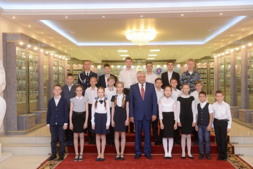 Министр МВД наградил школьников из Волжского за поимку грабителя