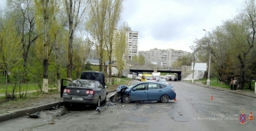 В столкновении иномарок в центре Волгограда пострадали двое мужчин и ребенок