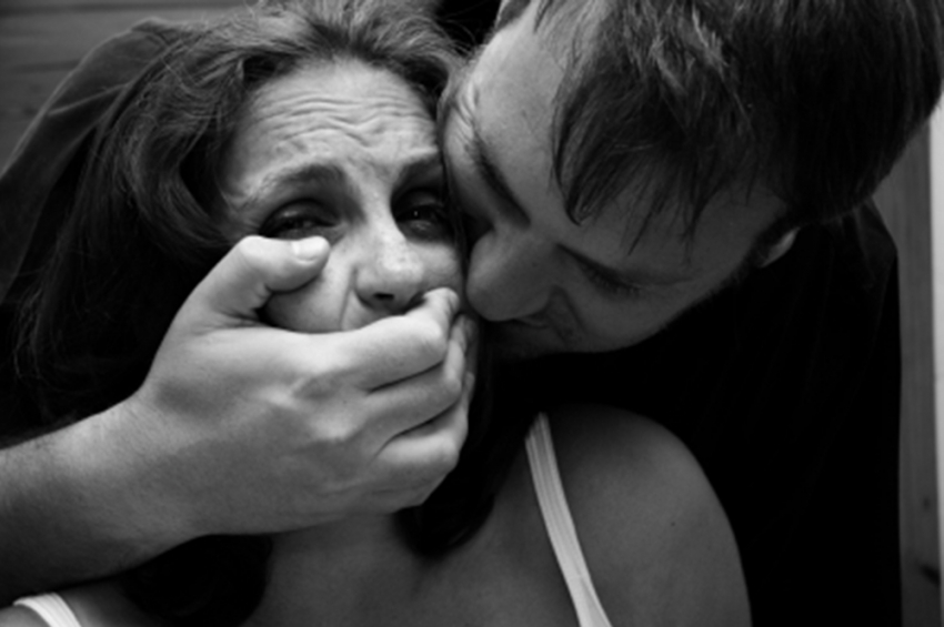 В Камышине 20-летнюю девушку изнасиловали в душевой общежития