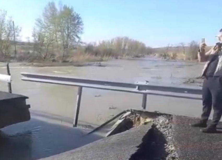 Проводится проверка по факту обрушения 108-летнего автомобильного моста в Волгоградской области