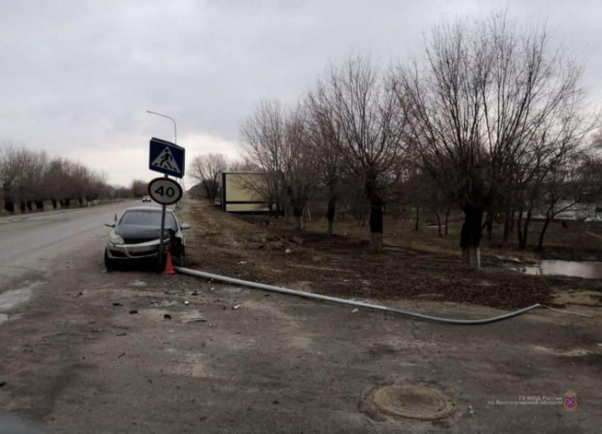 Крымчанин за рулем Opel врезался в столб и дорожный знак в Волгоградской области: травмы получила пассажирка