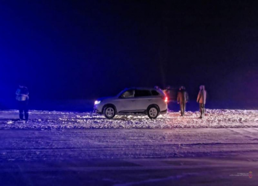 Mitsubishi перевернулась на снежной трассе в Волгоградской области