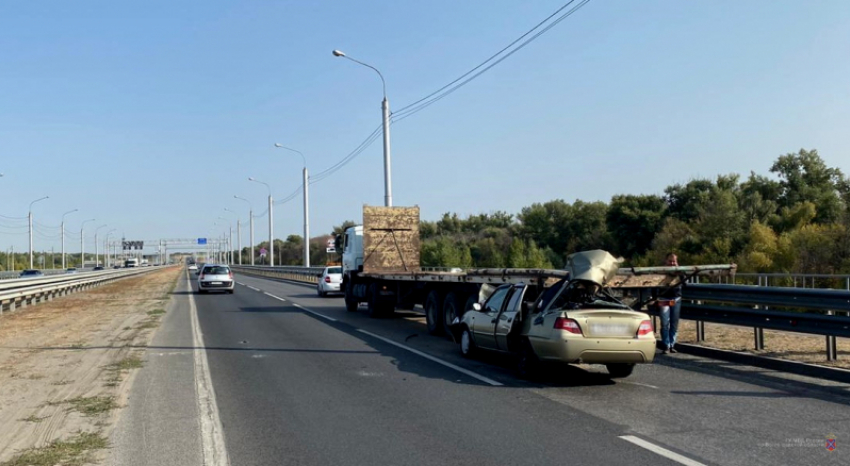 На видео попало, как волгоградец на легковом авто нырнул под фуру