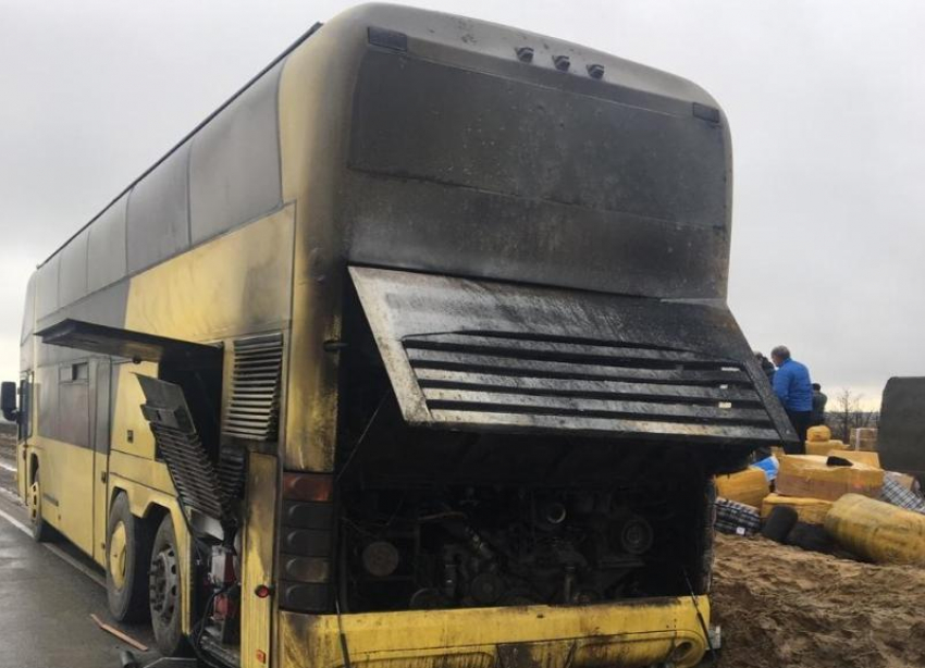 Пожар с пассажирским автобусом Москва-Махачкала попал на видео на трассе в Волгоградской области