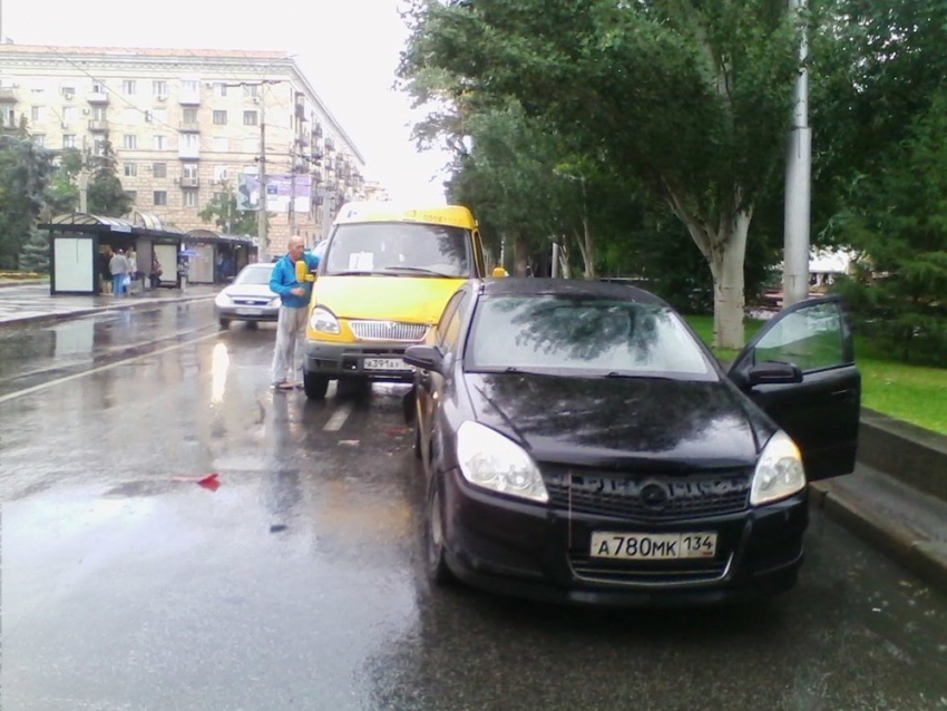 В Волгограде в ДТП с маршруткой пострадала беременная девушка