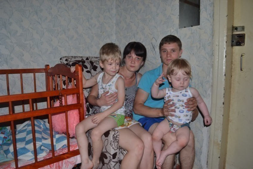 Волгоградский сирота с двумя детьми живет в аварийной квартире